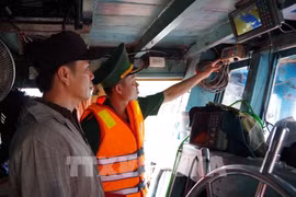 Les gardes-frontières de la province de Dông Thap inspectent le fonctionnement du système de surveillance des navires de pêche. Photo: VNA