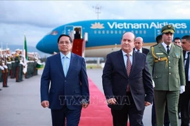 Le Premier ministre algérien Sifi Ghrieb accueille son homologue vietnamien Pham Minh Chinh (gauche) à l'aéroport international Houari-Boumediene. Photo: VNA