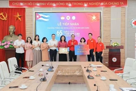La directrice générale adjointe de la VNA, Nguyên Thi Su et une délégation de fonctionnaires de la VNA présentent à la Croix-Rouge vietnamienne leur soutien au peuple cubain. Photo : VNA