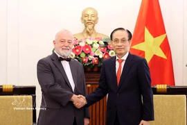 Le Hoai Trung, membre du Bureau politique et ministre des Affaires étrangères du Vietnam (droite) et Hynek Kmonicek, ambassadeur de la République tchèque. Photo: VNA