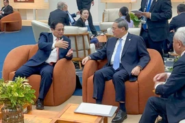 Le Premier ministre vietnamien Pham Minh Chinh (gauche) et son homologue chinois Li Qiang. 