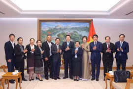 Le vice-Premier ministre Mai Van Chinh a reçu le 13 novembre, Hanoï, Vannasin Simmavong, directeur général de l’Agence de presse lao Pathet (KPL), en visite de travail au Vietnam. Photo : VNA