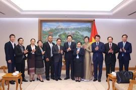 Le vice-Premier ministre Mai Van Chinh a reçu le 13 novembre, Hanoï, Vannasin Simmavong, directeur général de l’Agence de presse lao Pathet (KPL), en visite de travail au Vietnam. Photo : VNA