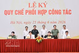 Le président de l’Assemblée nationale, Tran Thanh Man à la cérémonie de signature des règlements de coordination opérationnelle entre la Commission de la Défense, de la Sécurité et des Affaires étrangères de l’Assemblée nationale et trois ministères de la Défense, de la Sécurité publique et des Affaires étrangères. Photo : VNA