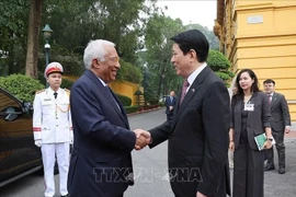 Le président Luong Cuong (à droite) accueillit le président du Conseil européen António Costa. Photo : VNA