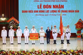 Remise du titre de Héros des Forces armées populaires à la Police de Hai Phong. Photo : VNA