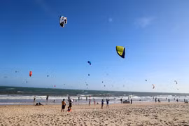 La plage de Mui Ne attire de nombreux touristes internationaux. Photo : VNA