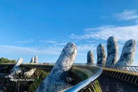 Situé au complexe Sun World Ba Na Hills de Da Nang, le pont d'Or est devenu une attraction symbolique du Vietnam. Photo: VNA