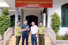 Réception d’un spécimen de pangolin de Java remis par le Comité populaire de la commune de Huong Hiep. Photo: VNA
