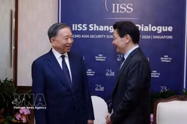 Le secrétaire général et président To Lam (à gauche) et le Premier ministre singapourien Lawrence Wong au 23e Dialogue de Shangri-La. Photo: VNA