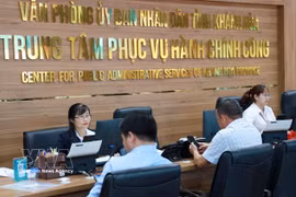 Des citoyens accomplissent des démarches administratives au Centre de services administratifs publics de la province de Khanh Hoa. Photo : VNA.