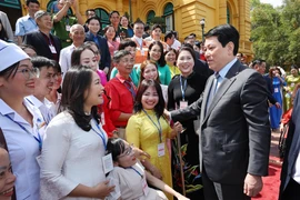 Le président Luong Cuong rencontre 100 figures exemplaires du programme télévisé "Việc tử tế" (Actes de bonté). Photo: VNA
