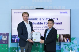 Nguyen Quang Tri (à droite), directeur marketing chez Vinamilk, reçoit le certificat des 100 marques les plus valorisées du Vietnam des mains d'un représentant de Brand Finance. Photo : Vietnamplus