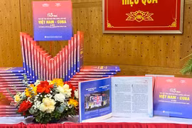 Le livre "65 ans à cultiver l’amitié fidèle et exemplaire entre le Vietnam et Cuba". Photo: VNA