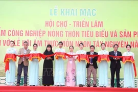 Lors de l'ouverture de la Foire-exposition des cadeaux, des produits industriels ruraux typiques et des produits OCOP (« À chaque commune son produit »), couplée au Festival culinaire des délices des Hauts Plateaux du Centre 2025, au Centre culturel et touristique provincial de Dak Lak. Photo : VNA