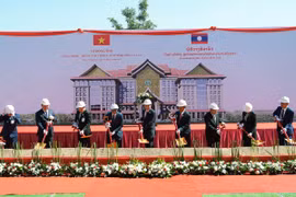 Lors de la cérémonie de mise en chantier du Centre de commandement de la sécurité du ministère lao de la Sécurité publique. Photo : VNA