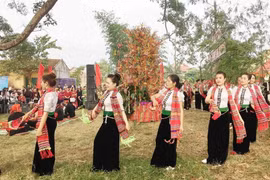 Des jeunes filles de l'ethnie Thai au festival Het Cha. Photo : VNA