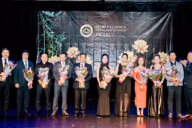 Le président de la VCBA, Ken Chau (à droite), remet des fleurs au comité organisateur du Prix de l'entrepreneuriat vietnamien au Canada 2026 lors de l'événement. Photo : Comité d'organisation
