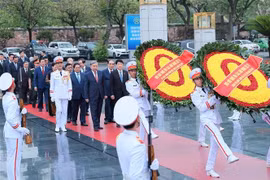 Une délégation de dirigeants du Parti, de l’État, de l’Assemblée nationale, du gouvernement et du Front de la Patrie du Vietnam, est allée rendre hommage le 19 mai au Président Hô Chi Minh en son mausolée, à l’occasion du 135e anniversaire de sa naissance (19 mai). Photo : VNA