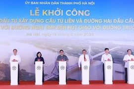 Le Premier ministre (3e à partir de la gauche) donne le coup d'envoi de la construction du pont Tu Liên, à Hanoï. Photo : VNA