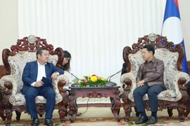 Le vice-Premier ministre lao, Saleumxay Kommasith (à droite) et le président de Vinachem, Phung Quang Hiep. Photo : VNA