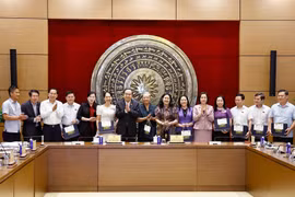 Le président de l'Assemblée nationale (AN), Tran Thanh Man, a rencontré le 29 mai à Hanoï les députés de diverses législatures de la province de Hau Giang. Photo . VNA