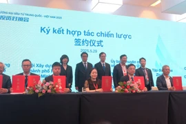 Des entreprises vietnamiennes et chinoises signent un accord de coopération dans les domaines de la science, de la technologie et de l'innovation. Photo : VNA