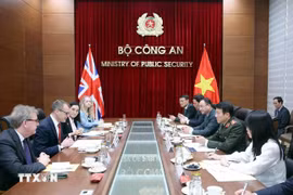 Rencontre entre le ministre de la Sécurité publique, Luong Tam Quang (droite), et le secrétaire d'État du ministère britannique de l’Intérieur, Simon Ridley. Photo : VNA
