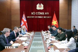Rencontre entre le ministre de la Sécurité publique, Luong Tam Quang (droite), et le secrétaire d'État du ministère britannique de l’Intérieur, Simon Ridley. Photo : VNA