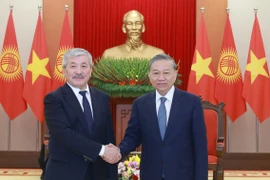 Le secrétaire général du Comité central du Parti communiste du Vietnam (PCV) Tô Lâm (droite) et le Premier ministre kirghize Adylbek Kasymaliev. Photo : VNA