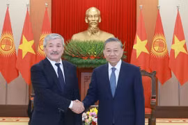 Le secrétaire général du Comité central du Parti communiste du Vietnam (PCV) Tô Lâm (droite) et le Premier ministre kirghize Adylbek Kasymaliev. Photo : VNA