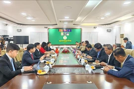 La vice-ministre des Affaires étrangères du Vietnam, Le Thi Thu Hang et sa suite travaillent le gouverneur de la province de Preah Sihanouk, Mang Sineth. Photo : VNA