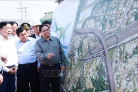 Le Premier ministre Pham Minh Chinh inspecte la construction de l'intersection Tan Van du projet de la rocade 3 de Hô Chi Minh-Ville, sur le tronçon traversant la province de Bình Dương. Photo: VNA