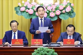 Le chef adjoint du Bureau présidentiel, Pham Thanh Hà préside la conférence de presse. Photo : VNA