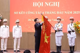 Le président Luong Cuong décerne l'Ordre du travail de troisième classe au ministère de la Sécurité publique en 2025. Photo: VNA