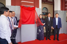Le Comité populaire de la ville de Hue et la Société nationale des chemins de fer du Vietnam ont dévoilé le 26 mars la nouvelle interface du train «Voyage de connexion des patrimoines du Centre». Photo : VNA