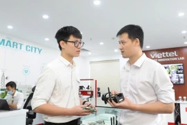 Des ingénieurs de Viettel discutent du développement de solutions technologiques. Photo: nhandan.vn