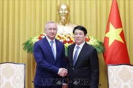 Le président vietnamien Luong Cuong (droite) reçoit le gouverneur de l'oblast de Kalouga de Russie. Photo: VNA