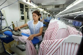 Ligne de production de vêtements pour l'exportation de la Sarl Van Laack ASIA, société investie par l'Allemagne, dans le pôle industriel de Ngoc Hoi, à Hanoï. Photo : VNA