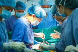 L'équipe réalisant la transplantation multi-organes Domino à l'hôpital Viet Duc le 13 mars 2026. Photo : VNA