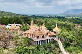 La pagode Ta Pa constitue un haut lieu de vie culturelle et spirituelle, attirant de nombreux visiteurs à Tri Ton, An Giang. Photo : Thanh Sang - VNA