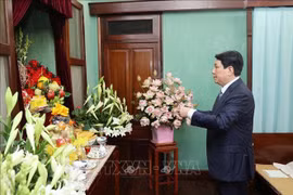 Le président Luong Cuong offre de l'encens en hommage du Président Hô Chi Minh. Photo: VNA
