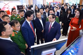 Le Premier ministre Pham Minh Chinh visite une exposition sur le développement des sciences et des technologies, l'innovation et la transformation numérique. Photo: VNA