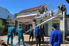  La force de choc de la commune de Tay Ho (Da Nang) aide les gens à réparer les maisons dont les toits sont endommagés. baochinhphu.vn