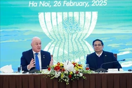 Le Premier ministre Pham Minh Chinh et son homologue néo-zélandais Christopher lors du séminaire. Photo : VNA