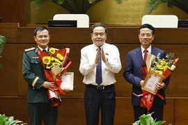 Le président de l'Assemblée nationale, Trân Thanh Mân (au centre) remet l'Insigne « Pour la cause de l'Assemblée nationale vietnamienne » au ministre des Sciences et Technologies, Nguyen Manh Hung (à droite), et au président-directeur général du groupe de l'industrie militaire et des télécommunications (Viettel), Tao Duc Thang. Photo : VNA