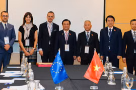 Le vice-président de l'Assemblée nationale, Le Minh Hoan, et le chef de la délégation du Parlement européen à la 46e Assemblée générale de l'AIPA, ainsi que des délégués des deux parties assistent à la réunion. Photo : journal Nhan Dan