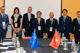 Le vice-président de l'Assemblée nationale, Le Minh Hoan, et le chef de la délégation du Parlement européen à la 46e Assemblée générale de l'AIPA, ainsi que des délégués des deux parties assistent à la réunion. Photo : journal Nhan Dan