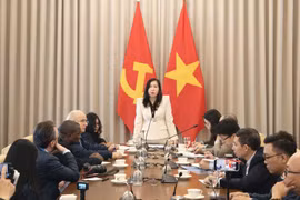 La vice-ministre des AE Le Thi Thu Hang reçoit une délégation de journalistes étrangers couvrant le 14ᵉ Congrès du Parti. Photo : ministère des AE