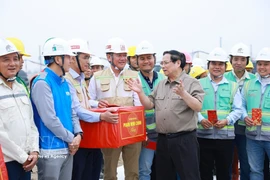 Le Premier ministre Pham Minh Chinh encourage et assigne des missions aux unités chargées de la construction du projet de l’aéroport international de Gia Binh. Photo: VNA